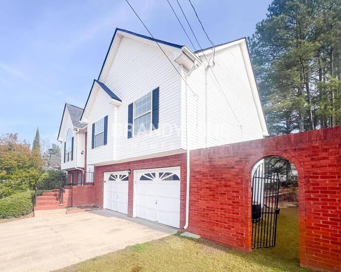 1570 Smithson Dr - Photo 2 of 40