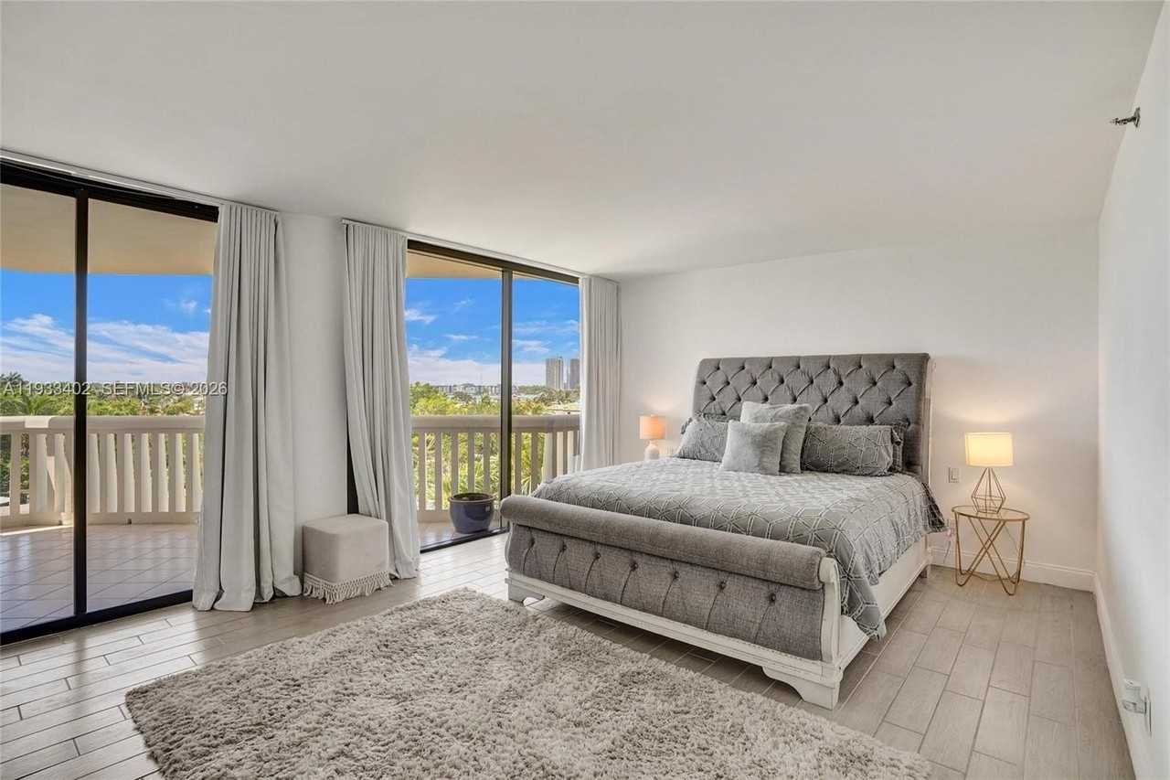 1000 E Island Blvd #503 - Photo 4 of 50