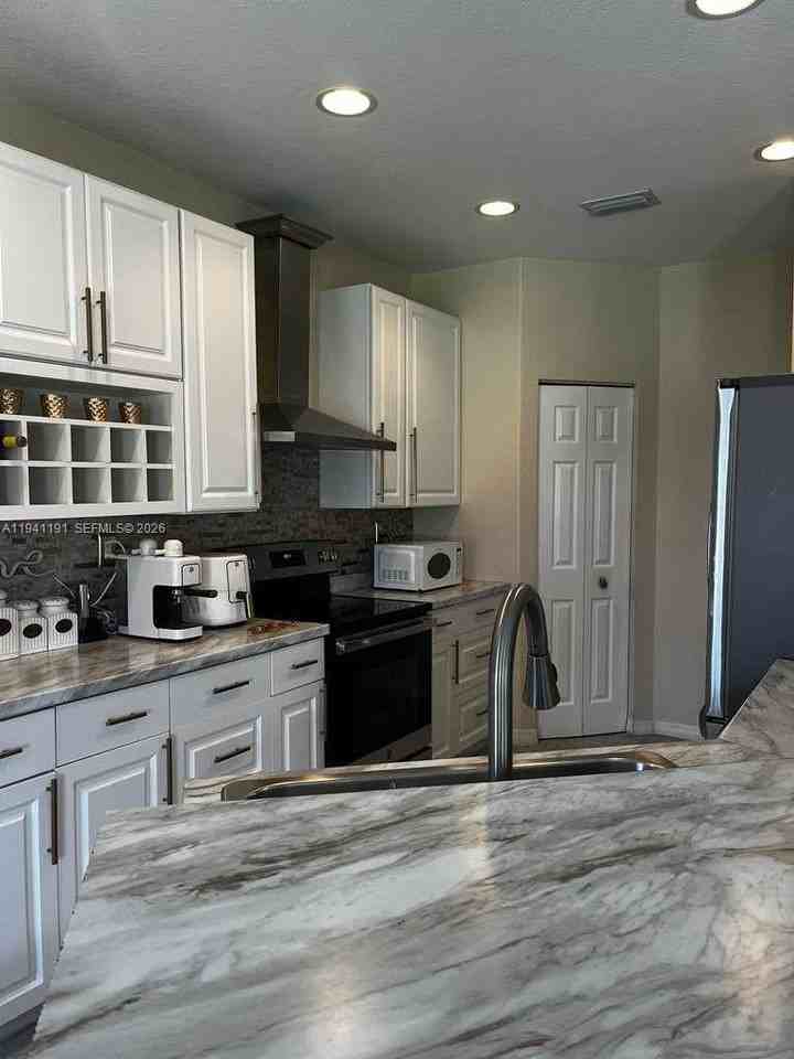 1531 Se 20th Rd - Photo 2 of 10