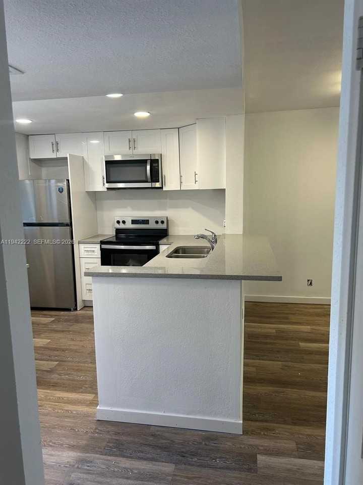 500 Ne 12th Ave #304 - Photo 4 of 20