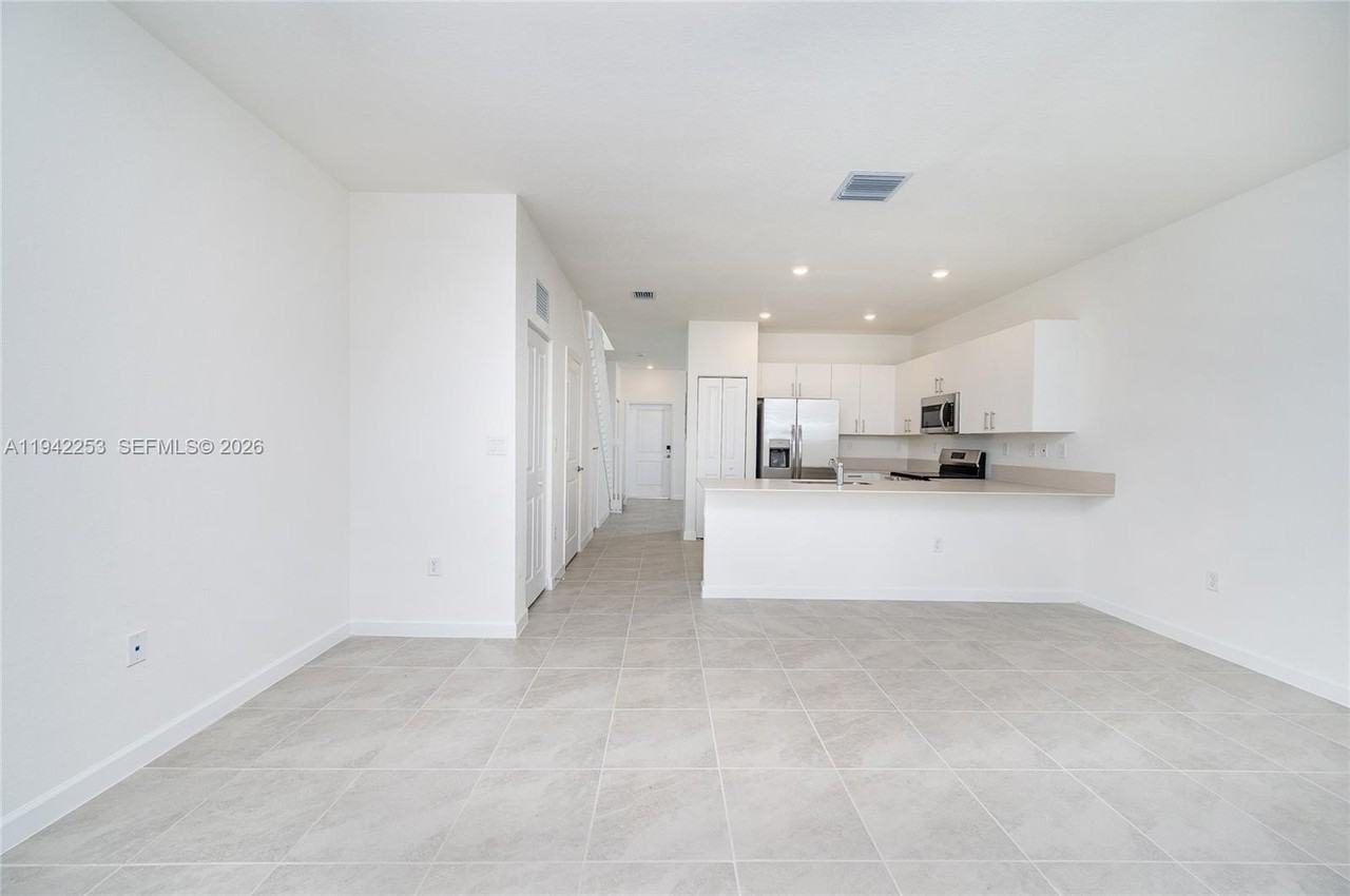 2747 Se 26th St #2747 - Photo 3 of 26