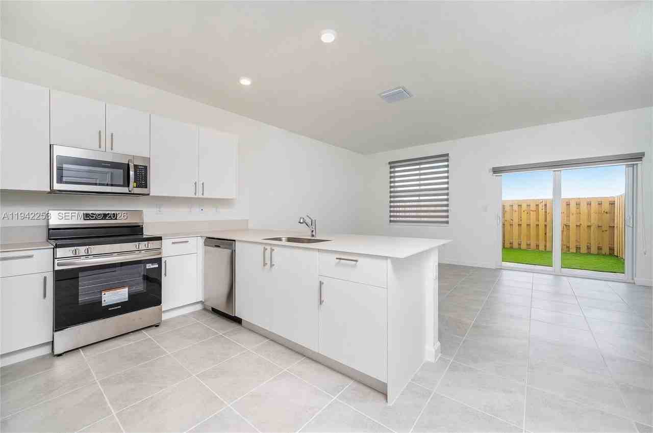 2747 Se 26th St #2747 - Photo 4 of 27