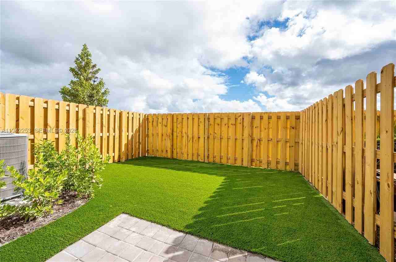 2747 Se 26th St #2747 - Photo 3 of 27