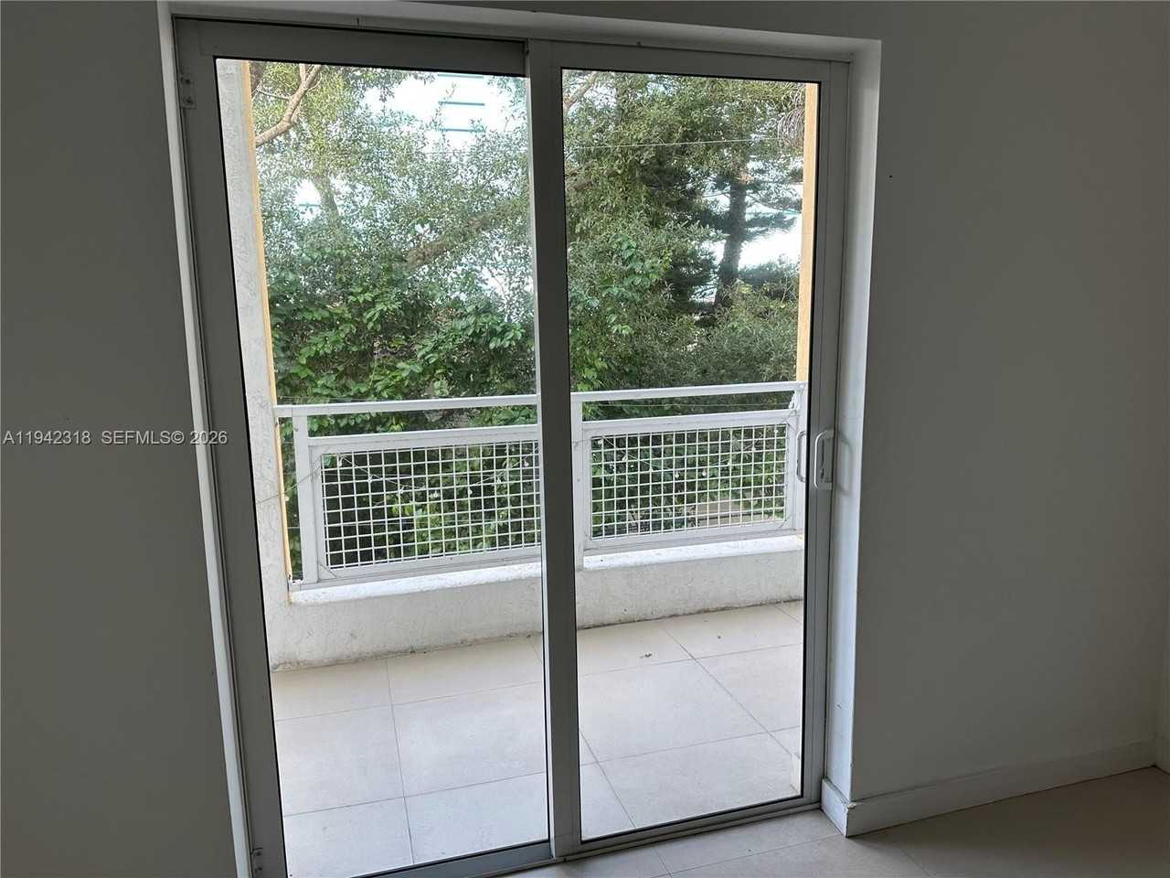 471 Ne 25th St #301 - Photo 6 of 14