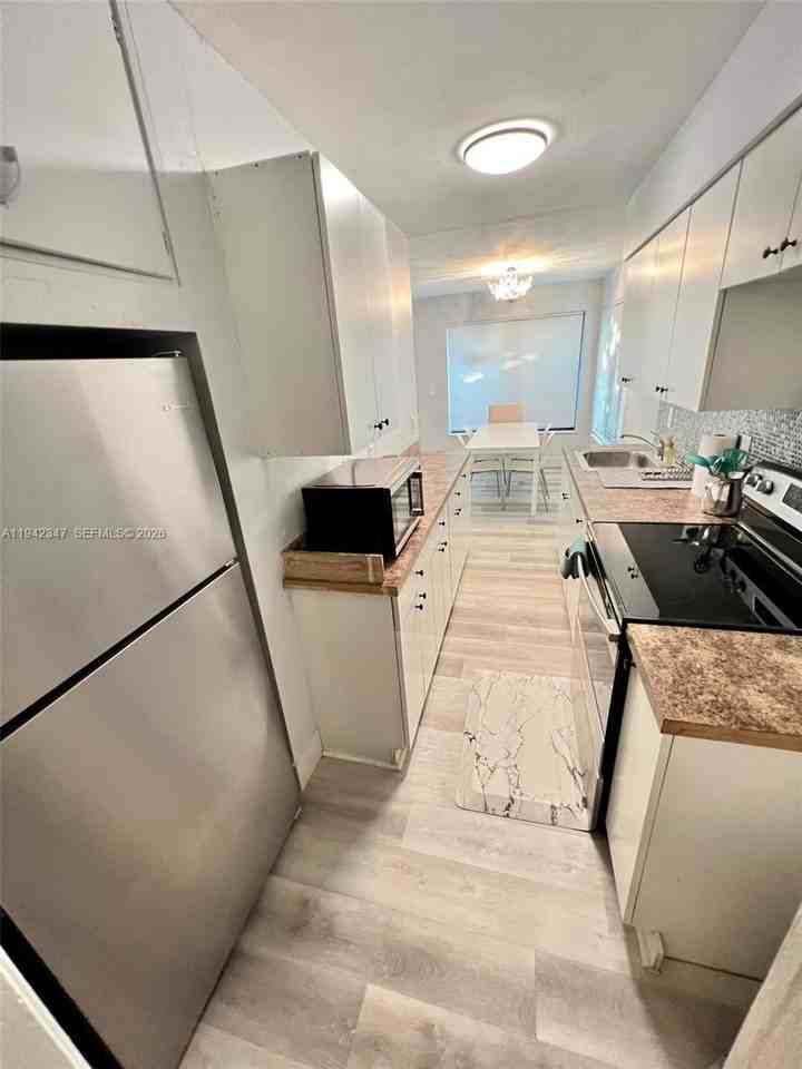 1016 Ne 17th Ave #5 - Photo 3 of 11