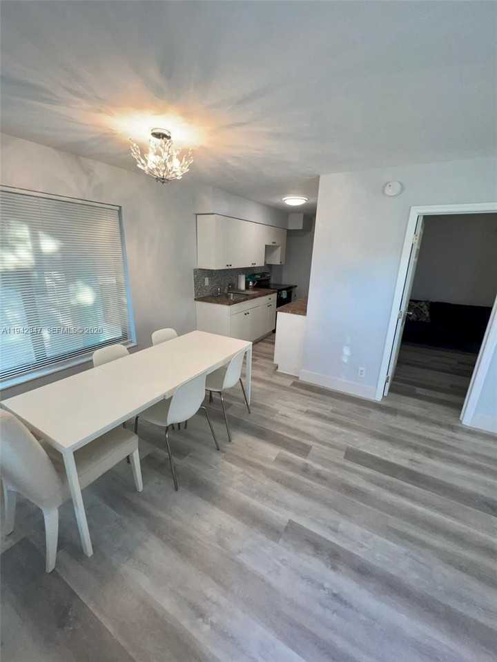 1016 Ne 17th Ave #5 - Photo 4 of 11