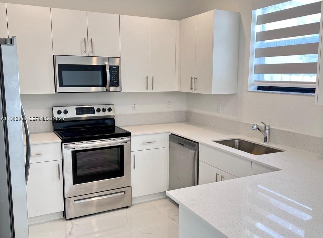 15903 Sw 2nd Pl #15903 - Photo 4 of 23