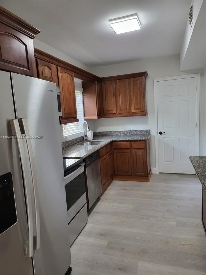 2330 Sw 31st Ave - Photo 5 of 14