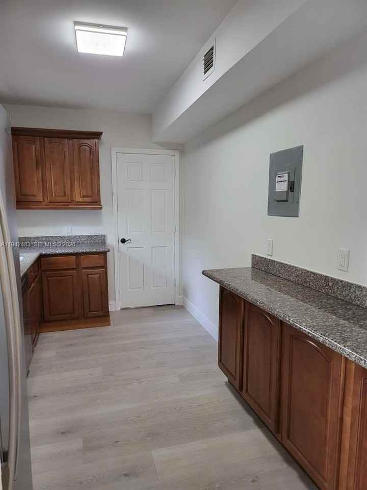 2330 Sw 31st Ave - Photo 6 of 14