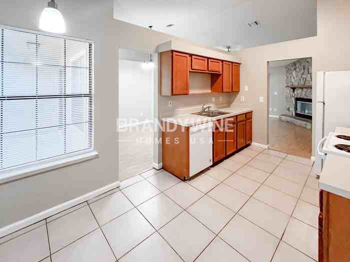 7901 Winterwood Cir N - Photo 4 of 15