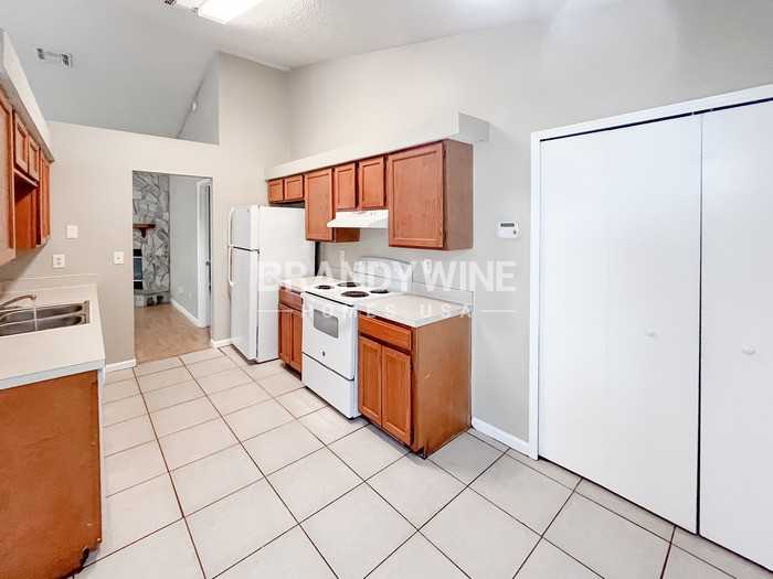 7901 Winterwood Cir N - Photo 5 of 15