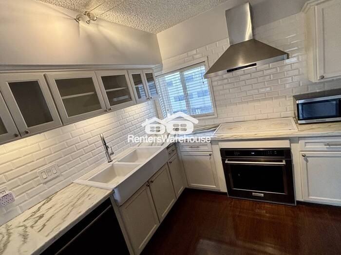 349 E Thomas Rd #E407 - Photo 6 of 34