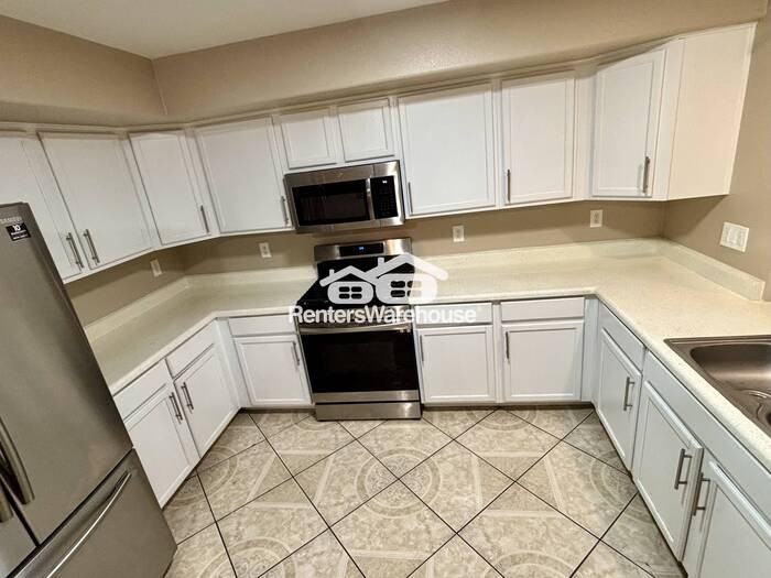 2811 S 160th Ln - Photo 6 of 46