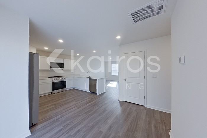 7020 Moss Creek Way - Photo 6 of 24