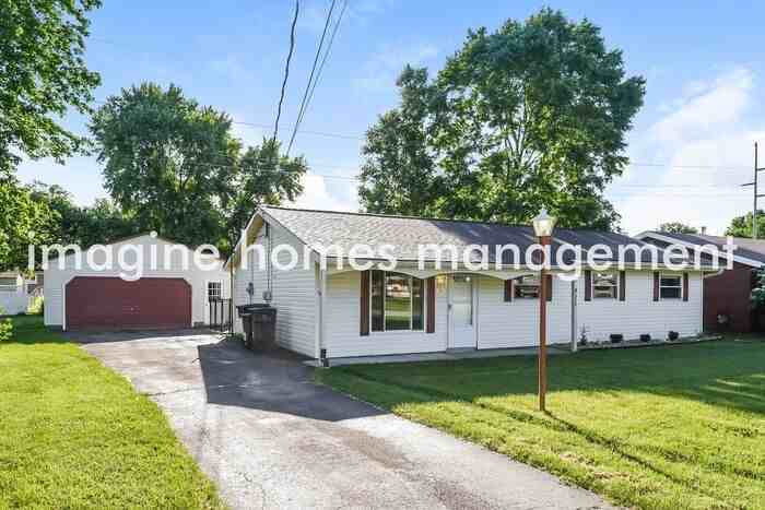 421 Sussex Dr - Photo 4 of 17