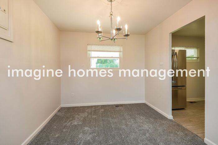 421 Sussex Dr - Photo 6 of 17