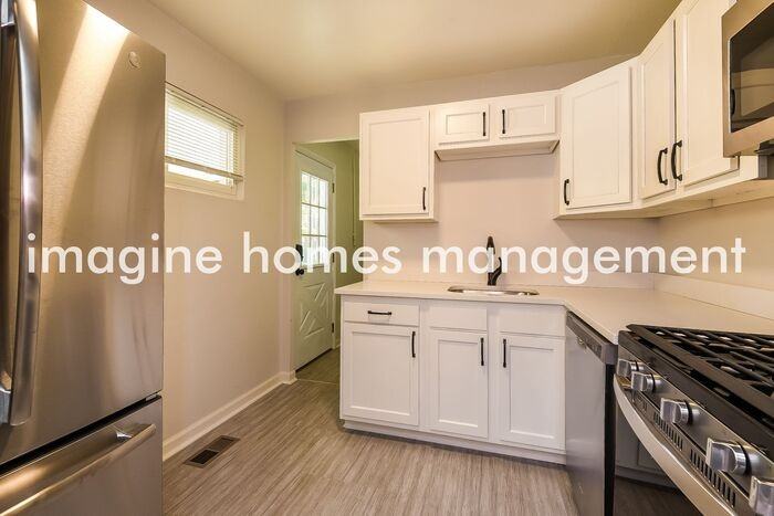 421 Sussex Dr - Photo 7 of 17