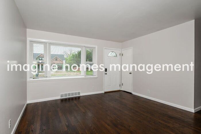 10725 Lavinia Dr - Photo 3 of 11