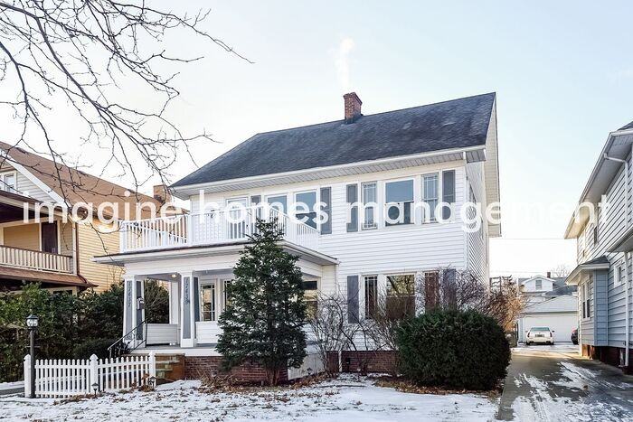 17437 Woodford Ave #2 - Photo 3 of 14