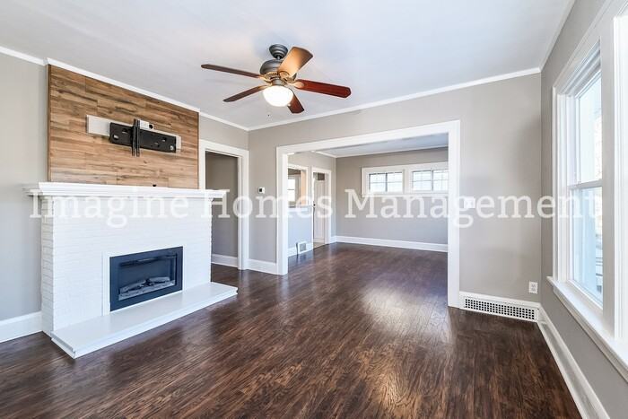 17437 Woodford Ave #2 - Photo 4 of 14