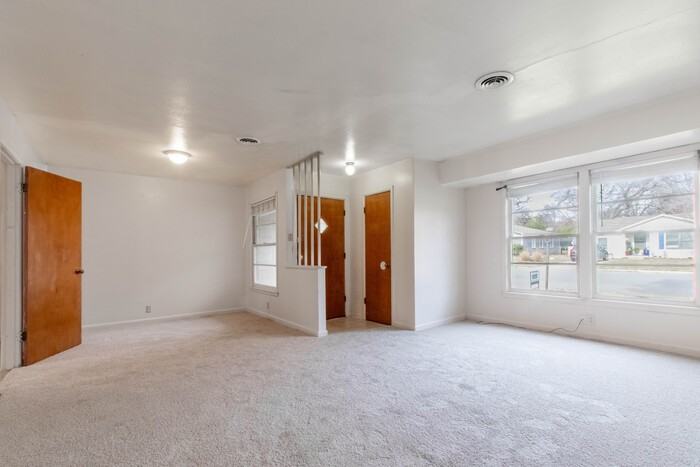 809 Crescent St - Photo 2 of 20