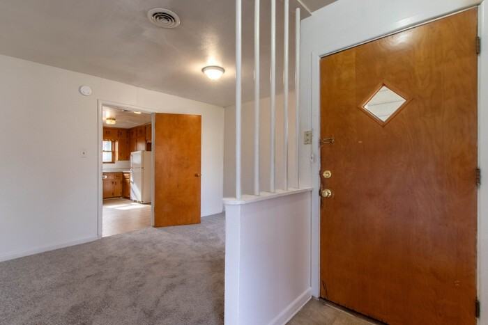 809 Crescent St - Photo 3 of 20