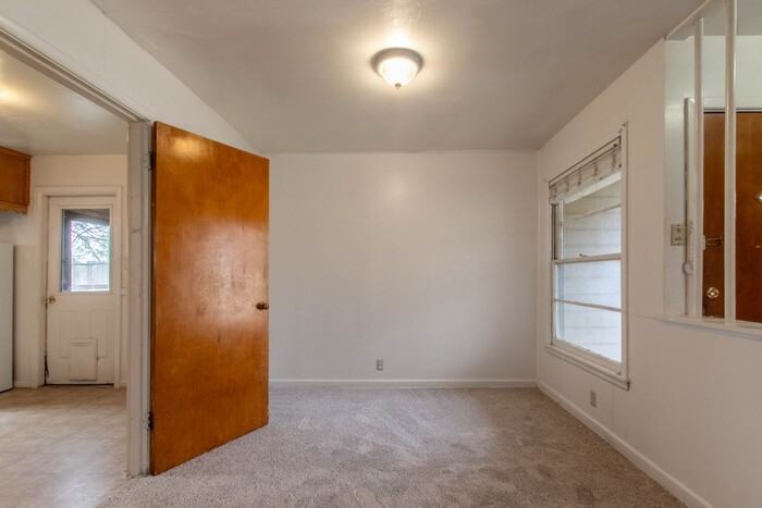 809 Crescent St - Photo 4 of 20