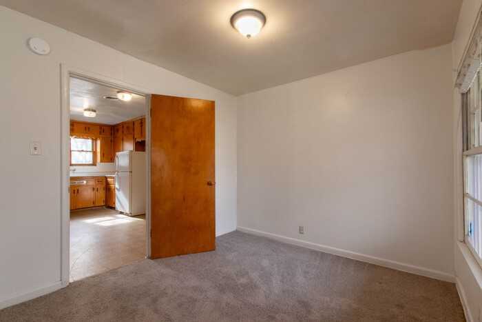 809 Crescent St - Photo 5 of 20