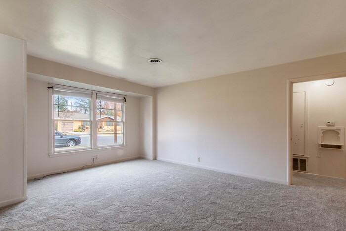 809 Crescent St - Photo 6 of 20