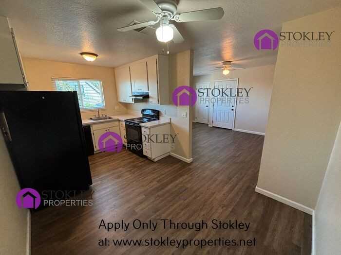 305 E St - Photo 4 of 8