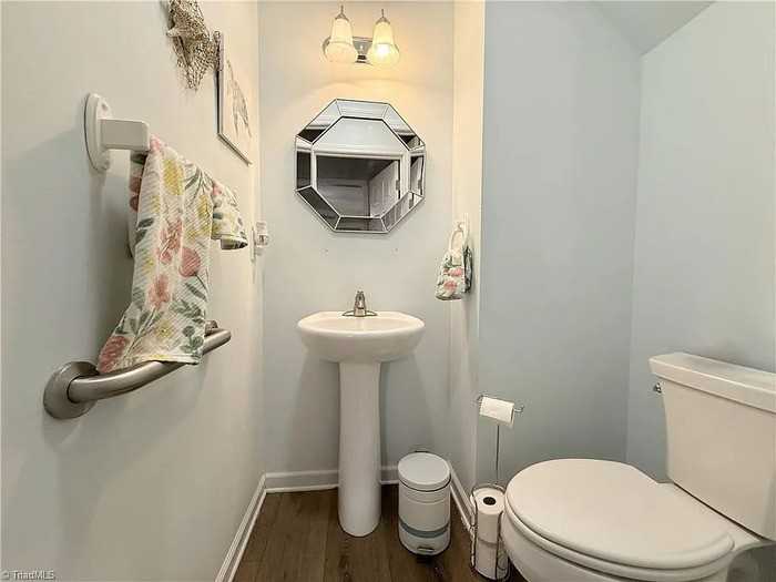 711 E Sunrise Ave - Photo 7 of 35