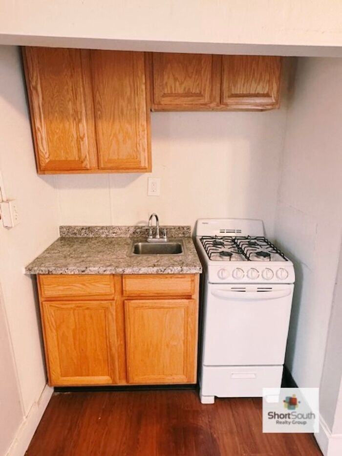 914 Eureka St #4 - Photo 2 of 5