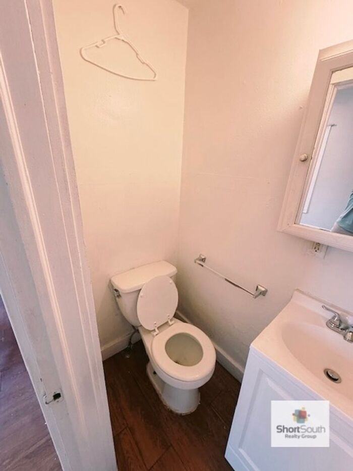 914 Eureka St #4 - Photo 4 of 5