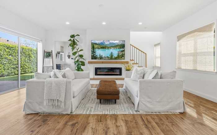 10254 Beechwood Ln - Photo 6 of 50