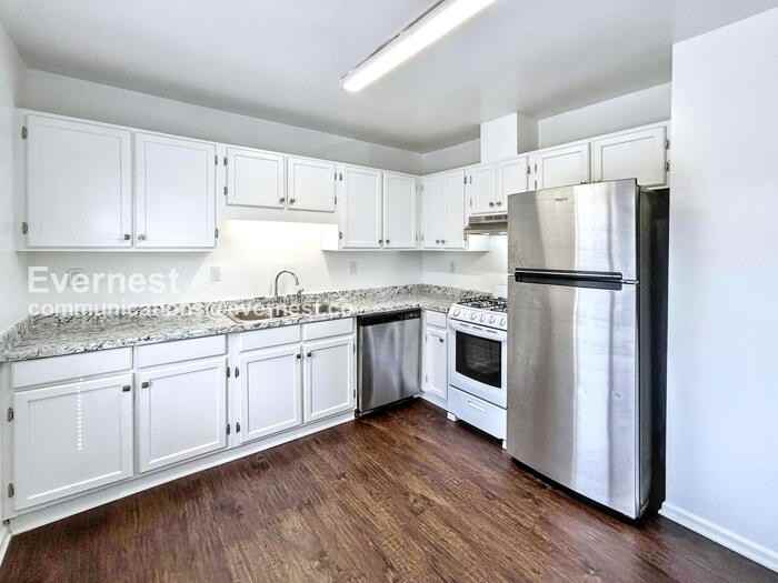 393 Annie St - Photo 2 of 15