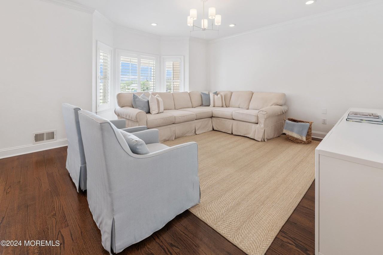 29 Pavilion Ave - Photo 6 of 32