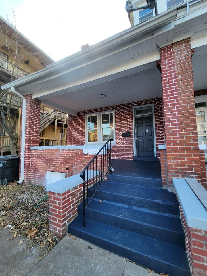 2210 Green St - Photo 2 of 10