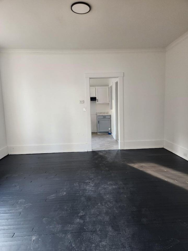 2210 Green St - Photo 5 of 10