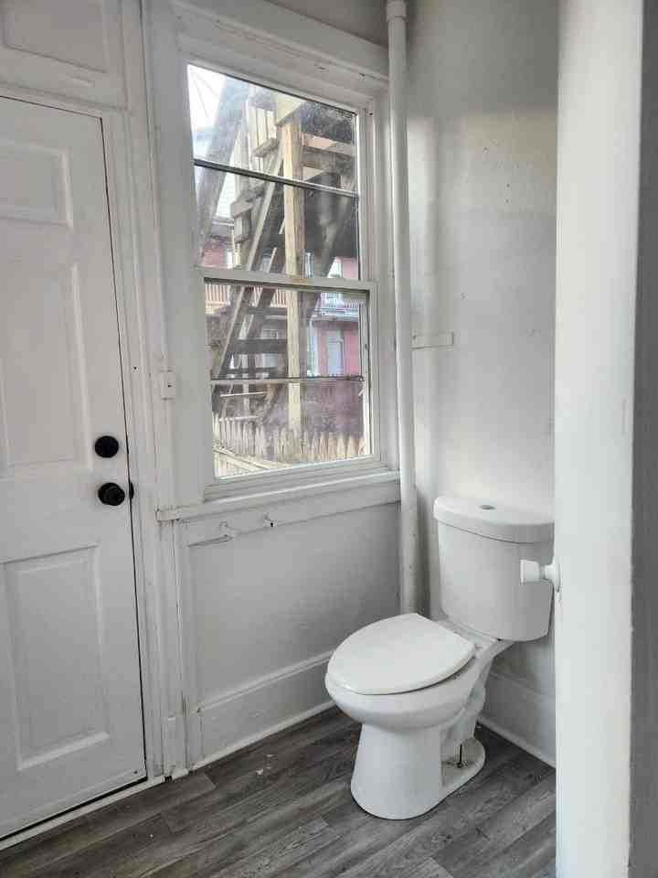 2210 Green St - Photo 7 of 10