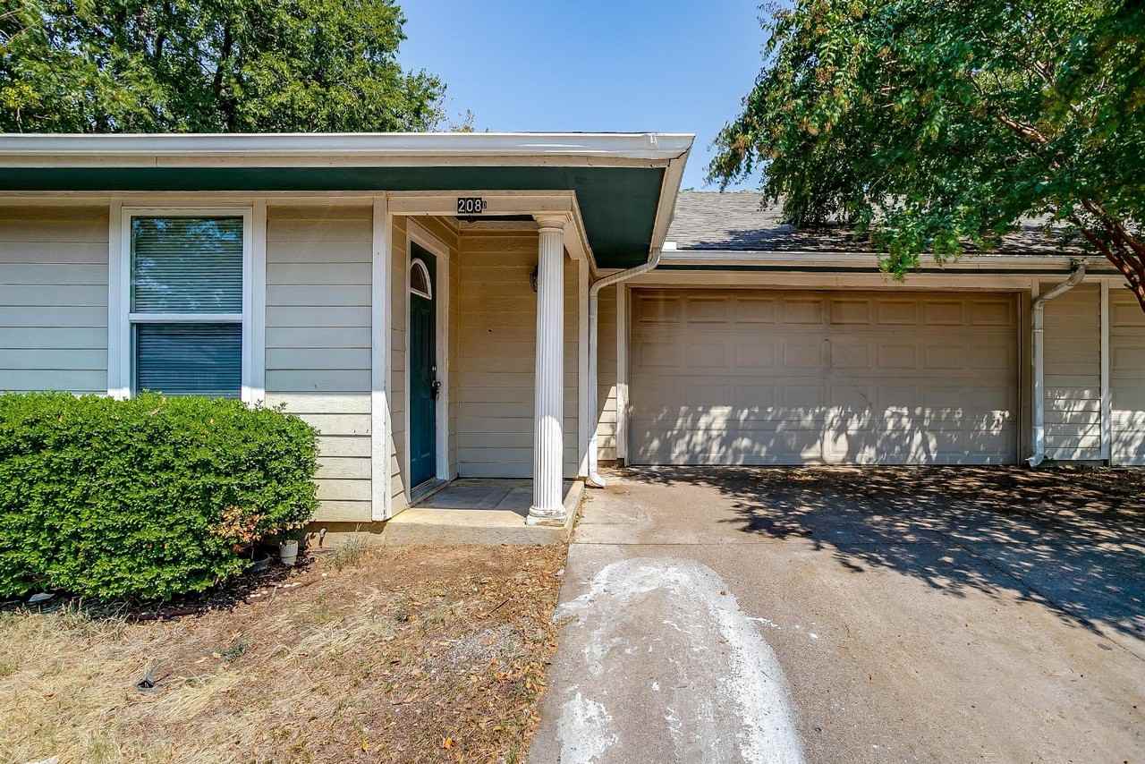 208 N Val Verde Cir - Photo 2 of 10