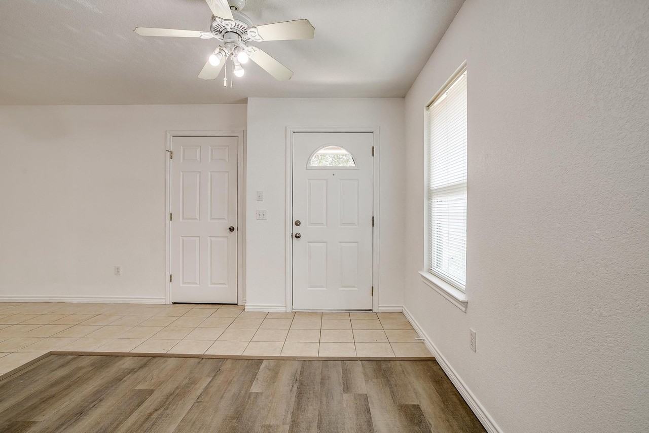 208 N Val Verde Cir - Photo 3 of 10