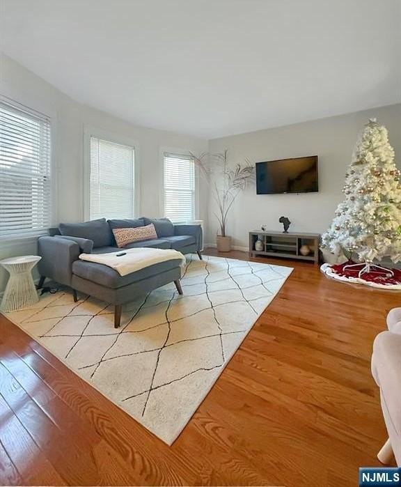 365 3rd St - Photo 4 of 31