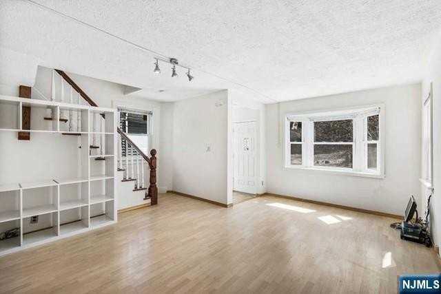 122 Spring St - Photo 4 of 19