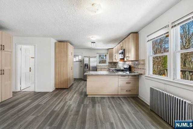 122 Spring St - Photo 7 of 19