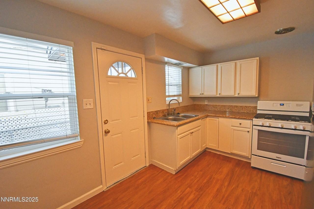 1607 H St - Photo 5 of 19