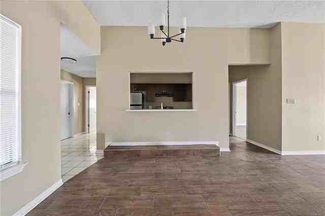 300 Lionel Ct - Photo 7 of 12