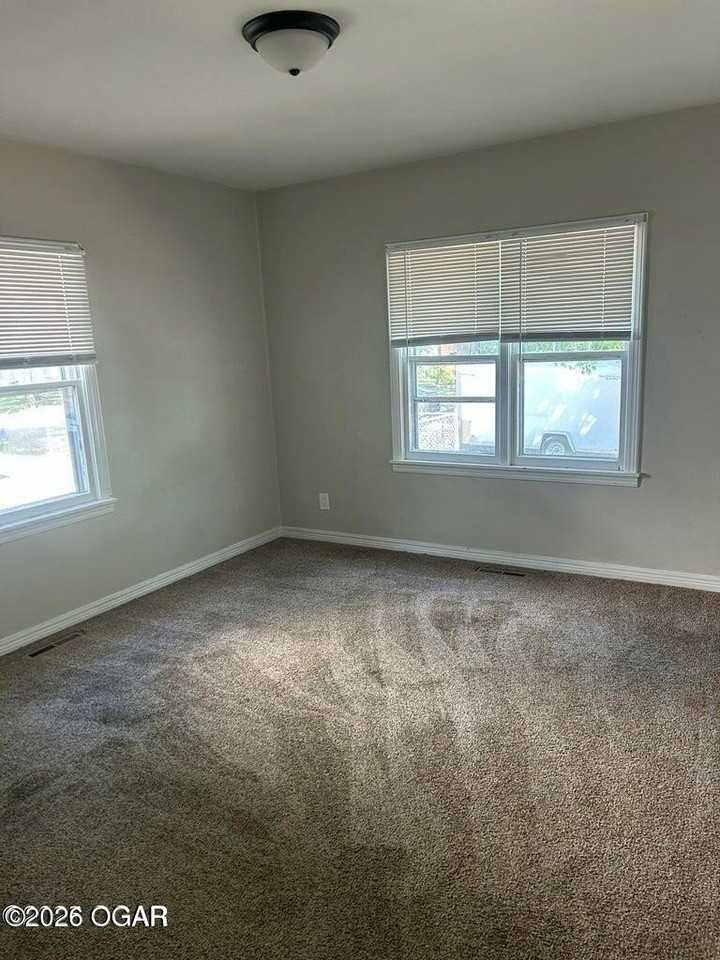 306 N Connor Ave - Photo 3 of 7