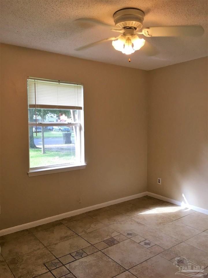 1028 Woodbury Pl - Photo 2 of 9