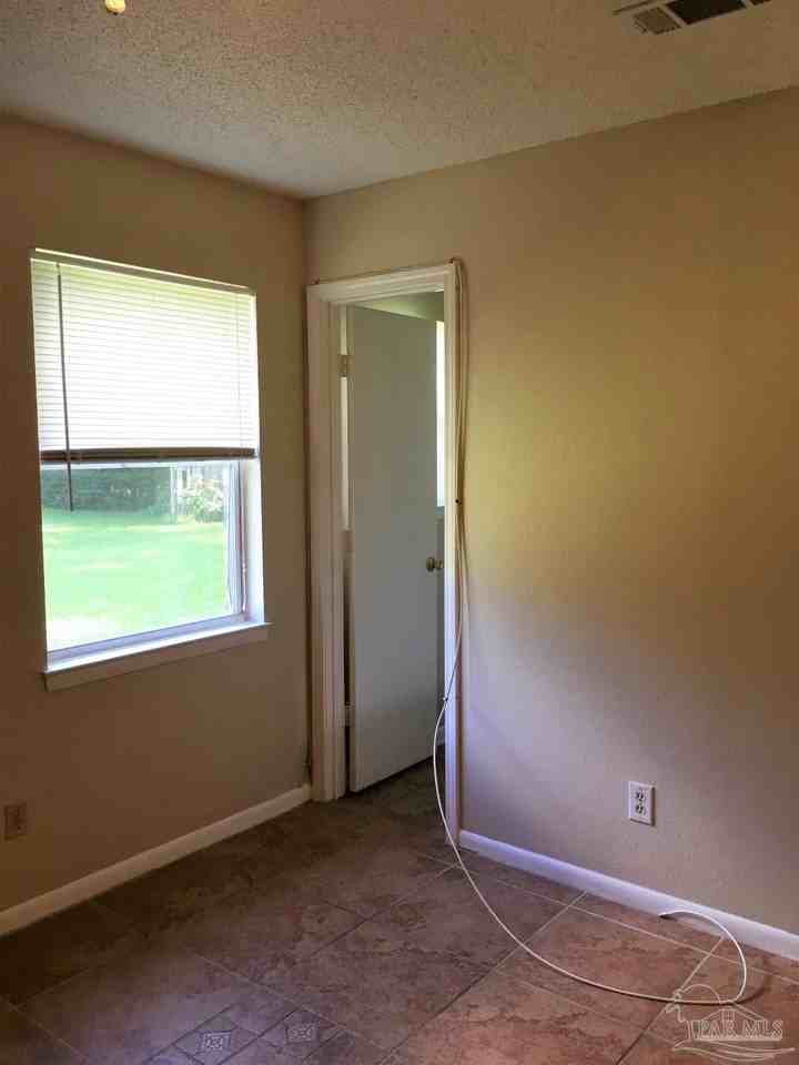 1028 Woodbury Pl - Photo 3 of 9