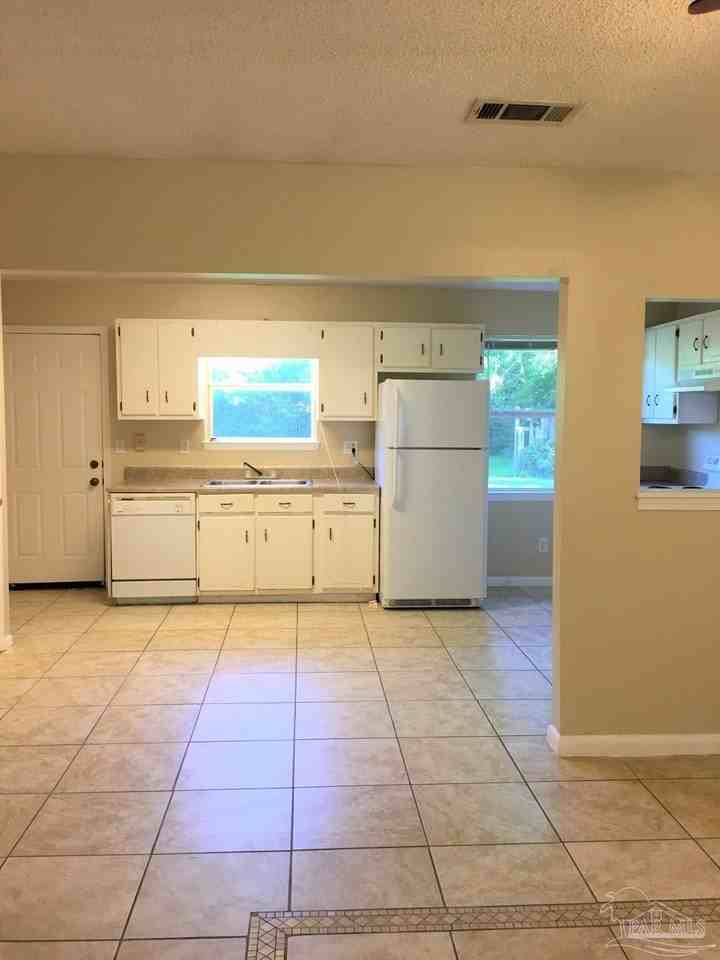 1028 Woodbury Pl - Photo 6 of 9